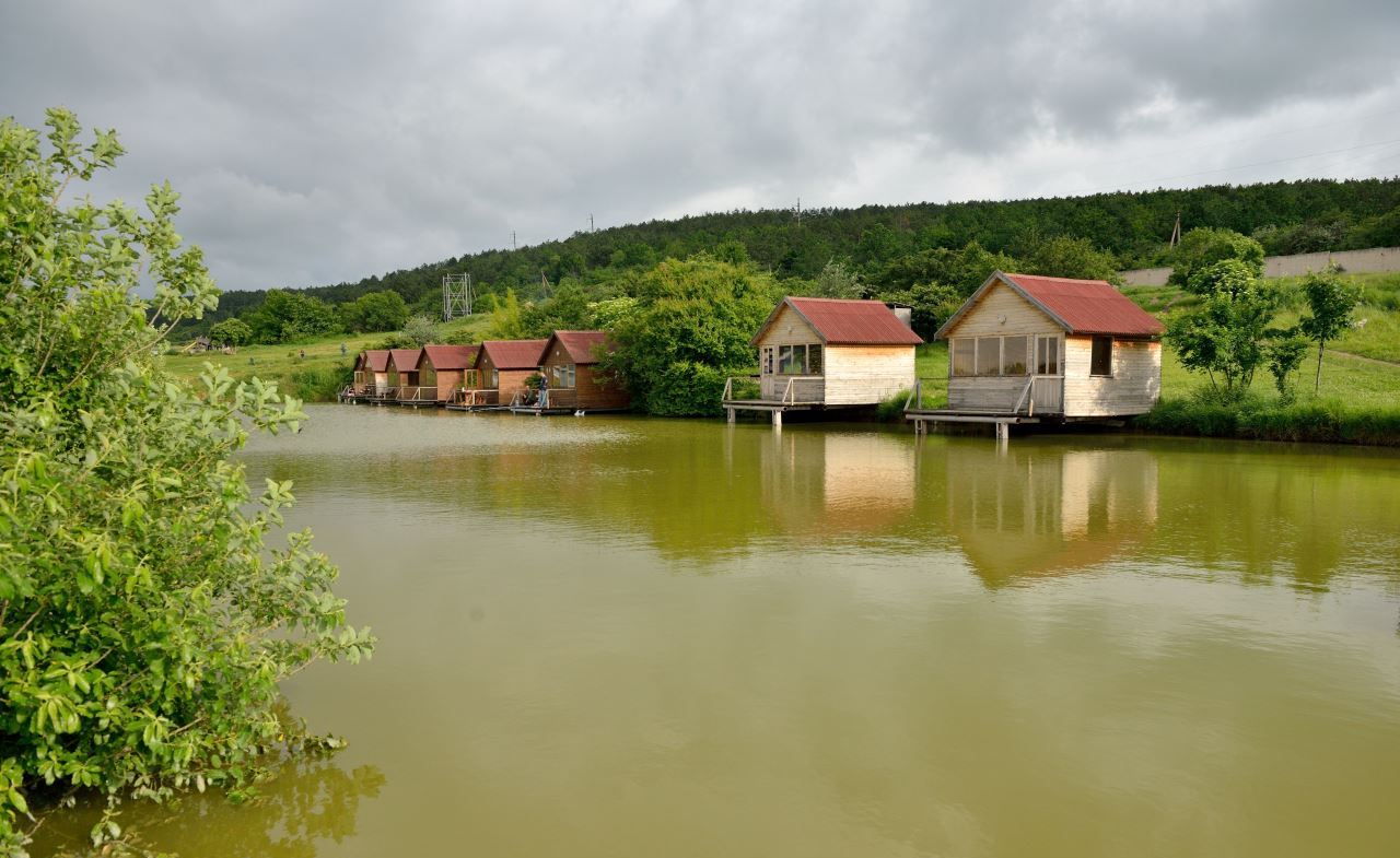 Фото палатки на природе на берегу озера